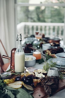flach, Foto fokussieren, Weiß, Flüssigkeit, gefüllt, Glasflasche, Hälfte, Milchglasflasche, Tabelle, Flasche, Milch, Balkon, Fenster, Mittagessen, Mahlzeit, Getränke, Hackbrett, Kupfertopf, Tassen, Platten, Laub, Birne, Brot, Essen und Trinken, Lebensmittel, Frische, Container, Milchprodukt, Tag, Getränk, Fokus auf den Vordergrund, Glas - Material, Wahl, Nahansicht, selektiver Fokus, transparent, Käse, keine Leute, gesundes Essen, Stillleben, Wohlbefinden, Glas, 2K, CC0, gemeinfrei, lizenzfrei