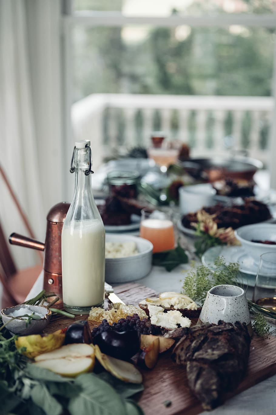 superficiale, foto di messa a fuoco, bianca, liquido, pieno, bottiglia di vetro, metà, bottiglia di vetro del latte, tavolo, bottiglia, latte, balcone, finestra, pranzo, pasto, bevande, tagliere, pentola di rame, tazze, piatti, fogliame, Pera, pane, cibo e bevande, cibo, freschezza, contenitore, prodotto caseario, giorno, bere, concentrarsi sulle conoscenze acquisite, vetro - materiale, scelta, avvicinamento, messa a fuoco selettiva, trasparente, formaggio, nessuno, mangiare sano, natura morta, benessere, bicchiere, 2K