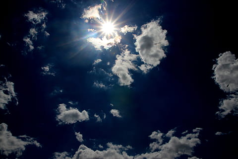 awan, matahari, putih, halus, langit, biru, awan - langit, cloudscape, cuaca, latar belakang, ruang, keindahan di alam, sinar matahari, alam, tampilan sudut rendah, ketenangan, scenics - alam, tidak ada orang, hari, adegan yang tenang, idilis, di luar rumah, warna putih, lensa suar, terang, meteorologi, kemurnian, terang benderang, tepat di bawah, ringan, 5K, CC0, domain publik, bebas royalti