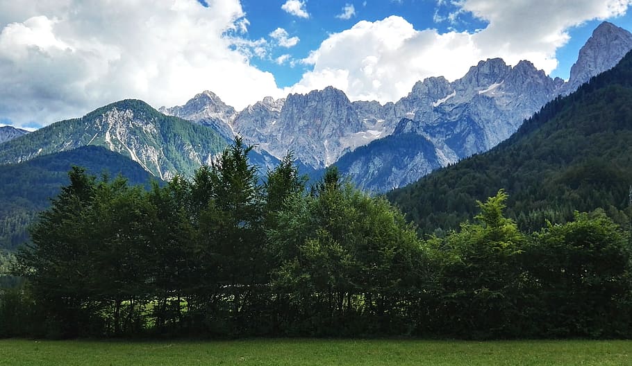 munte și pădure, nori, lumina zilei, iarbă, peisaj, maiestuos, varf de munte, munţi, fotografia naturii, în aer liber, pitoresc, cer, copaci, copac, plantă, Munte, nor - cer, frumusețe în natură, scenice - natura, natură, o scenă liniștită, de munte, liniște, mediu inconjurator, nici o persoana, Culoarea verde, teren, zi, creştere, scenă non-urbană, gamă, 2K
