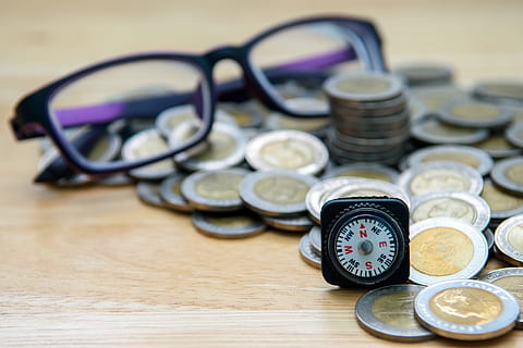 kompas, zilver, Amerikaanse Dollar, brillen, de baht, Thailand financiën, tien-baht munt, zilver metaal, metaal, plan, het bedrijf, stilleven, tafel, financiën, grote groep objecten, binnenshuis, aantal, detailopname, rijkdom, geen mensen, selectieve aandacht, bedrijf, gezondheidszorg en medicijnen, hoge hoekmening, valuta, munt, bril, stethoscoop, technologie, focus op de voorgrond, medische uitrusting, economie, 5K, CC0, publiek domein, royaltyvrij
