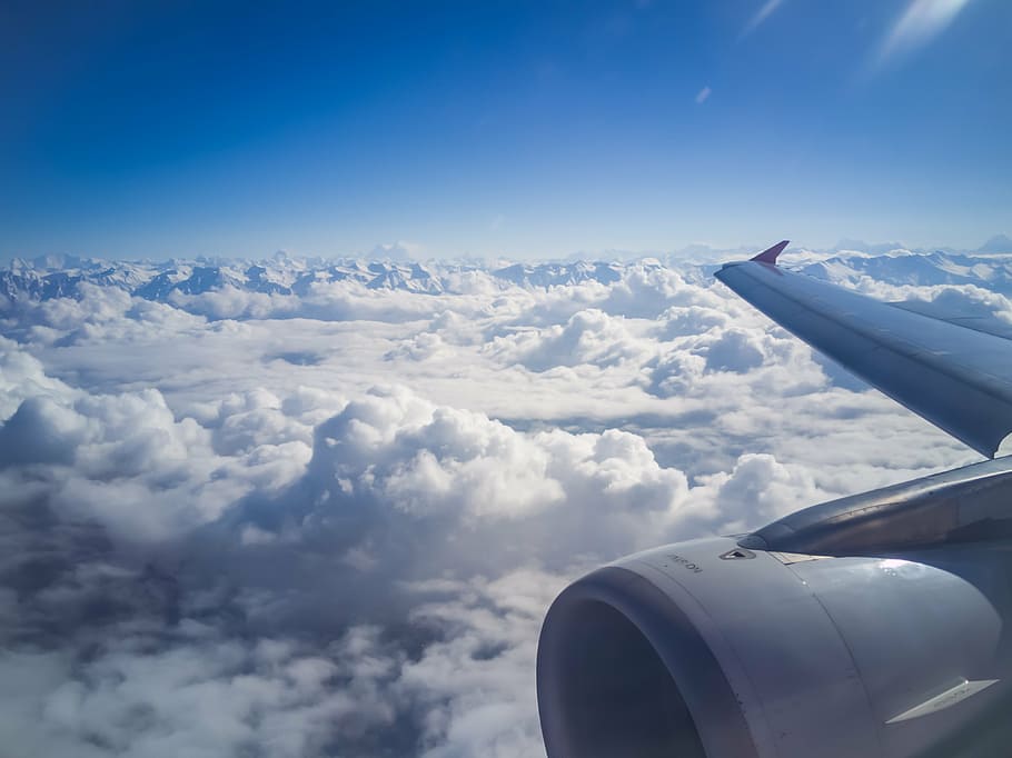 hvid, kommerciel, fly, cruising, himmel, dagtimerne, vindue, vindues sæde visning, udsigt, Himalaya, skyer, vinge, flyvende, bjerge, is, topmøde, indien, toppe, transportmidler, luftfoto, sky - himmel, flyvinger, cloudscape, luftfartøj, blå, transportform, skønhed i naturen, rejse, scenics - natur, ingen mennesker, natur, på farten, Midt i luften, bevægelse, dag, hvid farve, udendørs, Flymotor, 4K