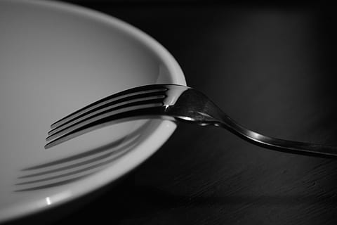 forchetta, piatto, studia, copertina, tavolo, servire, nessuno, in casa, avvicinamento, girato in studio, attrezzature domestiche, utensile da cucina, semplicità, singolo oggetto, metallo, vista dall'alto, cibo e bevande, natura morta, vasellame, brillante, cibo, ombra, acciaio, sfondo nero, coltello da tavola, lusso, cena, color argento, 5K, CC0, dominio pubblico, privo di copyright
