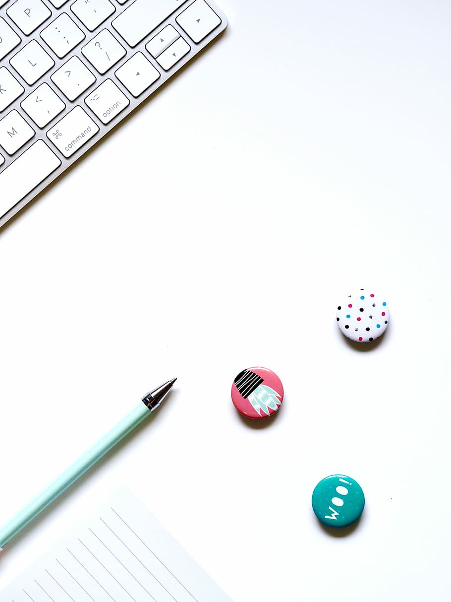 tres, assortit, pins de botó, verd, bolígraf, blanc, teclat, al costat, escriptori, mínim, botó, insígnia, pin, espai de treball, homeoffice, espai blanc, minimalista, poma, treballar, nota, Bloc de notes, quadern, crear, còpia espai, espai de disseny, negocis, ordinador, equips informàtics, teclat d’ordinador, tecnologia, a l'interior, tir de l'estudi, natura morta, tecnologia sense fils, comunicació, taula, cap gent, connexió, primer pla, vista d’angle alt, fons blanc, portàtil, Color blanc, grup d'objectes, 4K