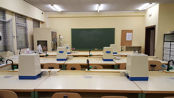 blanc, en bois, bureaux, chaises, à l'intérieur, pièce, laboratoire, salle de cours, école, étude, classe, ardoise, table, siège, chaise, meubles, personne, La technologie, ordinateur, illuminé, affaires, Bureau, absence, équipement informatique, ordinateur de bureau, moniteur d'ordinateur, vide, moderne, matériel d'éclairage, architecture, écran plat, plafond, 5K, CC0, domaine public, libre de droits