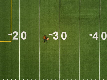fodboldbane, fodbold, Mark, sport, græs, grøn farve, spillerum, konkurrence, konkurrencedygtig sport, stadion, sport mødested, natur, sport baggrunde, baggrunde, nummer, sports træning, fuld ramme, holdsport, plante, mennesker, dag, udendørs, amerikansk fodboldbane, høj vinkel visning, amerikansk fodbold - sport, yard line - sport, 2K, CC0, offentligt domæne, royaltyfrie