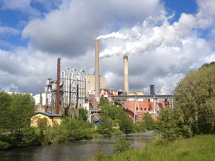 fabrică, fum, pulpă, șemineu, industrie, poluare, centrala electrică, combustibil și generarea de energie electrică, aburi, stack de fum, mediu inconjurator, turn, exteriorul clădirii, nor - cer, construită, arhitectură, cer, plantă, copac, natură, zi, probleme de mediu, apă, nici o persoana, fumul - structura fizică, clădire, în aer liber, poluarea aerului, 2K, CC0, domeniu public, fără drepturi de autor