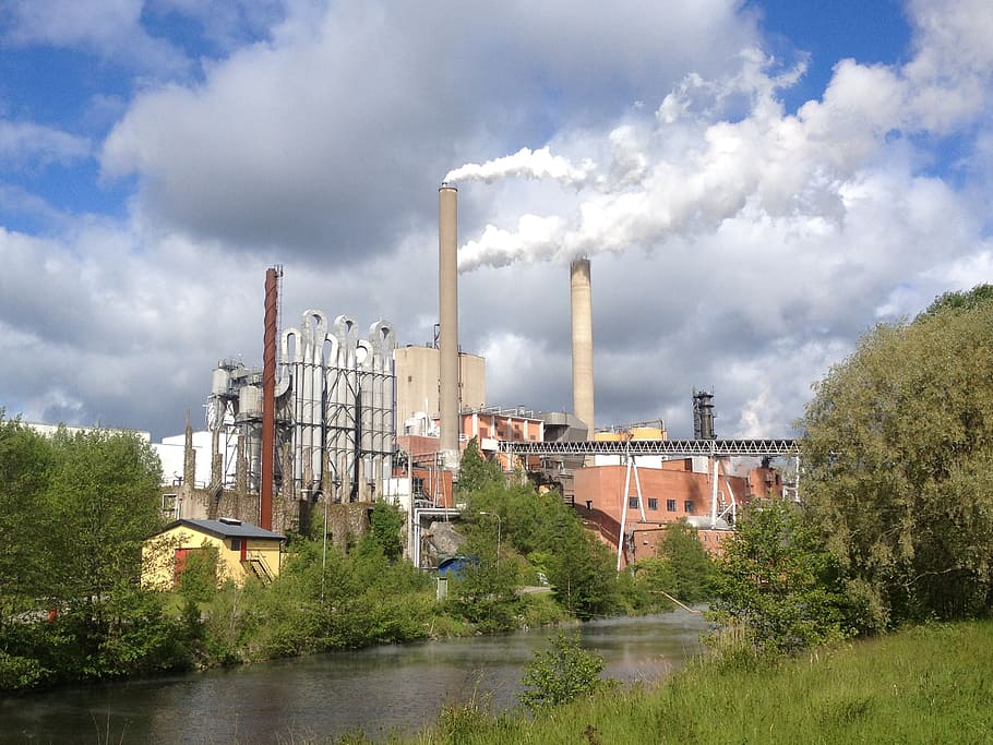 fabrică, fum, pulpă, șemineu, industrie, poluare, centrala electrică, combustibil și generarea de energie electrică, aburi, stack de fum, mediu inconjurator, turn, exteriorul clădirii, nor - cer, construită, arhitectură, cer, plantă, copac, natură, zi, probleme de mediu, apă, nici o persoana, fumul - structura fizică, clădire, în aer liber, poluarea aerului, 2K