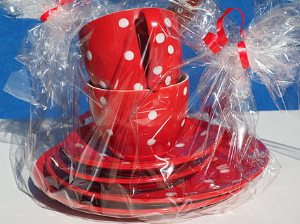 rot, Weiß, Keramik, Tassen, t, Punktmuster, Geschenk, mitbringsel, Geburtstagsgeschenk, Hochzeitsgeschenk, verpackt, Teller, Kaffeebecher, Giotto, Cellophan, Verpackung, Pack, Geschenkband, Zellulose, Kunststoff, Cellophangriff, Geknister, rutschen, transparent, Schleife, Nahansicht, drinnen, keine Leute, Feier, Glas - Material, Urlaub, Weihnachten, Container, Natur, Muster, Kunst und Handwerk, Stillleben, Kreativität, Bewegung, Bogen, 4K, CC0, gemeinfrei, lizenzfrei