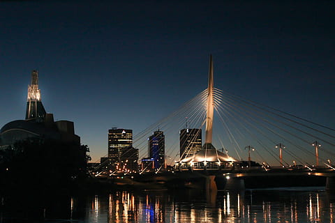 Marrone, barca, trasformato, acceso, notte, architettura, skyline urbano, paesaggio urbano, scena urbana, fiume, città, posto famoso, riflessione, struttura costruita, grattacielo, crepuscolo, esterno dell'edificio, acqua, ponte - struttura fatta dall'uomo, architettura ed edifici, cielo, illuminato, lungomare, natura, nessuno, mezzi di trasporto, Torre, costruzione, edificio per uffici esterno, alto - alto, destinazioni di viaggio, moderno, guglia, barca a vela, 5K, CC0, dominio pubblico, privo di copyright