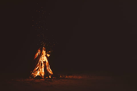 falò durante la notte, falò, notte, tempo, fuoco, fiamma, bruciare, fuoco di bivacco, buio, spiaggia, sabbia, ardente, calore - temperatura, nessuno, illuminato, all'aperto, avvicinamento, fuoco - fenomeno naturale, copia spazio, natura, terra, campeggio, legna, legno - materiale, ceppo, raggiante, movimento, sfondo nero, 5K, CC0, dominio pubblico, privo di copyright