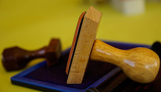 Puffer, Tinte, Genehmigung, Holz - Material, Nahansicht, drinnen, Arbeitsgerät, keine Leute, Fokus auf den Vordergrund, Handwerkzeug, Hammer, Werkstatt, Studioaufnahme, Werkzeug, Besetzung, Kunst und Handwerk, Gelb, Antiquität, alt, Kunst, einzelnes Objekt, Freizeitbeschäftigung, 4K, CC0, gemeinfrei, lizenzfrei