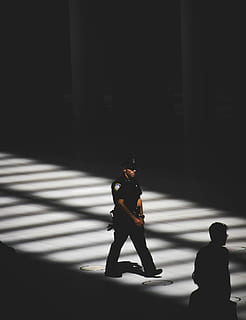 Mann, schwarz, Polizeiuniform, Polizist, Gehen, Straße, Sonnenlicht, Schatten, dunkel, Nacht-, echte Menschen, Menschen, die Architektur, Männer, Tag, Stadt, Natur, Fußweg, Lebensstile, in voller Länge, Silhouette, draußen, Freizeitbeschäftigung, Stehen, gebaute Struktur, 2K, CC0, gemeinfrei, lizenzfrei