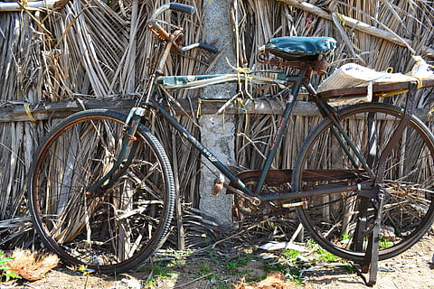 Índia, cicle, òxid, bicicleta, transport, manera de transport, vehicle terrestre, dia, estacionari, roda, naturalesa, cap gent, a l'aire lliure, abandonat, rovellat, obsoleta, terra, ciutat, viatjar, arquitectura, vell, espatllat, 4K, CC0, domini públic, lliure de regalies