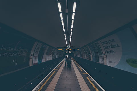 persone, a piedi, metropolitana, plafoniere, strada, sentiero, sottopassaggio, stazione, buio, notte, mezzi di trasporto, architettura, direzione, illuminato, prospettiva decrescente, trasporto ferroviario, traccia, la strada davanti, stazione ferroviaria, ferrovia, persone accessorie, in casa, struttura costruita, trasporto pubblico, attrezzatura per l'illuminazione, modo di trasporto, piattaforma della stazione ferroviaria, viaggio, soffitto, passerella mobile, moderno, piattaforma, 4K, CC0, dominio pubblico, privo di copyright