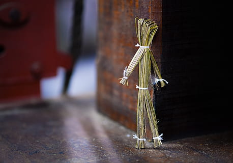 Sedotan, wayang, boneka, dekorasi, dekoratif, budaya, buatan tangan, orang-orangan sawah, mainan, kuning, lucu, jerami, angka, tradisional, panen, musim, tradisi, tidak ada orang, fokus pada latar depan, agama, kepercayaan, kerohanian, sapu, perayaan, merapatkan, dalam ruangan, seni dan kerajinan, fokus selektif, bahan kayu, Arsitektur, terikat, masih hidup, bangunan, 5K, CC0, domain publik, bebas royalti
