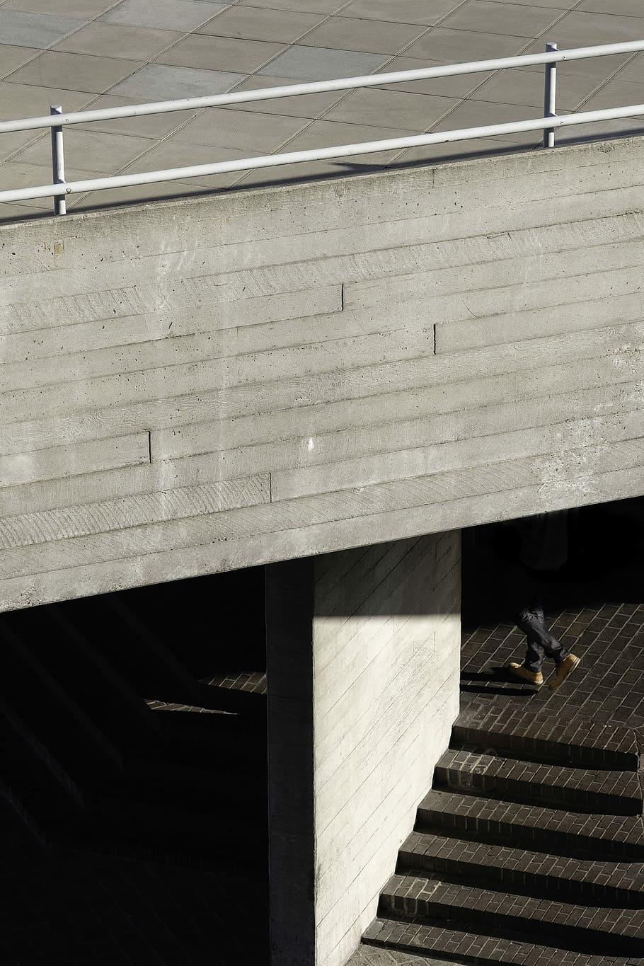 barra de acero gris, puente de concreto gris, edificio, arquitectura, en la azotea, techo, pasos, gente real, estructura construida, una persona, escalera, hombres, barandilla, estilos de vida, para caminar, escalones y escaleras, adentro, vista de alto ángulo, mujer, transporte, día, adulto, modelo, personas incidentales, 2K