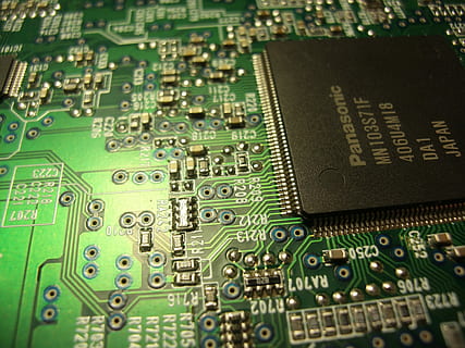 komputer, informatyka, komputer, przetwarzanie danych, technologia informacyjna, to, żeton, składnik, płytka drukowana, czip komputerowy, branża elektroniczna, płyta główna, technologia, złożoność, wyposażenie komputera, połączenie, część komputerowa, zielony kolor, sprzęt, zbliżenie, porozumiewanie się, tła, pełna ramka, przemysł, żadnych ludzi, wewnątrz, numer, element elektryczny, procesor, sprzęt elektryczny, sklep z elektroniką, 4K, CC0, domena publiczna, darmowe zdjęcia