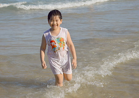 Junge, Kind, Strand, Spaß, Vietnam, Meer, Sommer-, Urlaub, glücklich, Sand, Strandspaß, spielen, Lauf, gehen, abspielen, Kindheit, Wasser, Vorderansicht, eine Person, echte Menschen, halten, Freizeitbeschäftigung, Männer, Lebensstile, Jungs, Emotion, Natur, Dreiviertel Länge, Stehen, Unschuld, draußen, 2K, CC0, gemeinfrei, lizenzfrei
