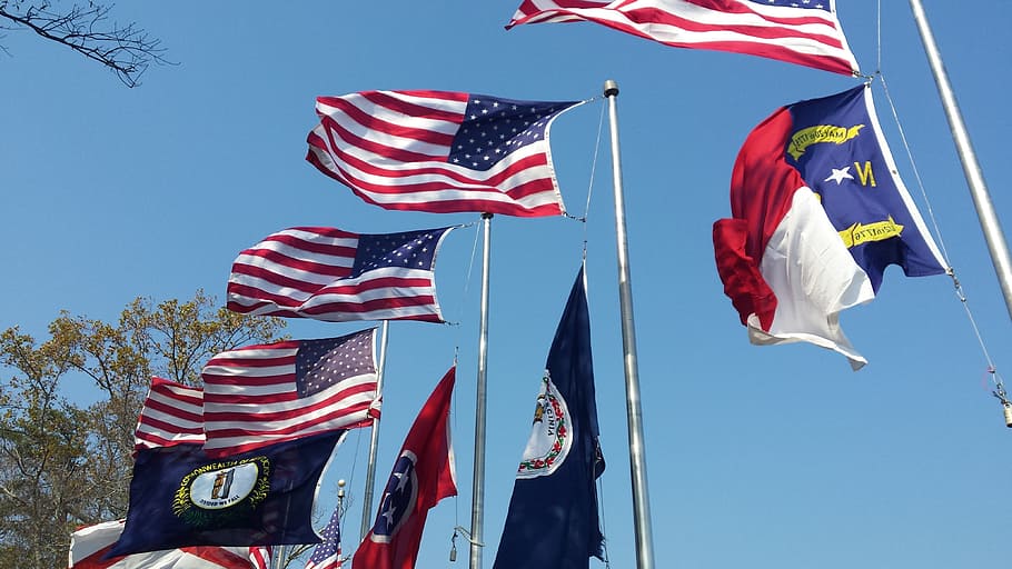 Flaggen, Wind, Symbol, Banner, Patriotismus, Amerika, winken, patriotisch, Streifen, Farbe, Ruhm, Textil-, Sterne, Stoff, Flagge, Himmel, Flachwinkelansicht, gestreift, Natur, Blau, Umgebung, Stolz, gestalten, Emotion, Tag, Sternform, Pole, Menschen, draußen, Regierung, Freiheit, Unabhängigkeit, nationale Ikone, 4K