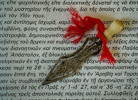 signet, texte, ruban, poignard, argent, personne, fleur, plante à fleurs, rouge, le passé, fermer, émotion, écriture occidentale, l'histoire, la nature, Rose, une rose, plante, cimetière, beauté dans la nature, en plein air, fragilité, la communication, 4K, CC0, domaine public, libre de droits