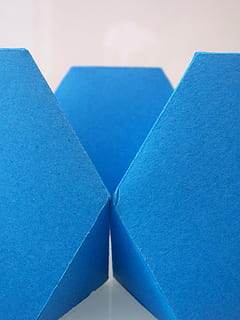 azul, geometría, diseño, formar, módulo, geométrico, nadie, de cerca, adentro, papel, naturaleza muerta, forma, vista de alto ángulo, forma geometrica, modelo, multi color, Arte y artesanía, fotograma completo, día, antecedentes, arquitectura, texturizado, montón, pared - característica de la construcción, color turquesa, 2K, CC0, dominio público, libre de derechos