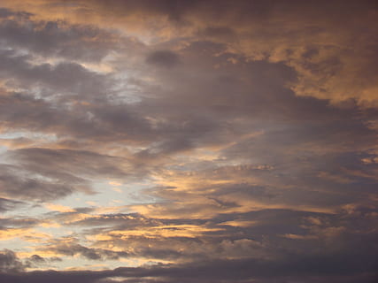 núvols, aire, núvol, naturalesa, cel, núvol - cel, posta de sol, cloudscape, temps, a l'aire lliure, vespre, blau, cel dramàtic, escenics, fons, bellesa a la natura, estiu, llum solar, imatge en color, color taronja, fosc, cel malhumorat, sol, dia, escenics - natura, tranquil·litat, escena tranquil·la, cap gent, medi ambient, idíl·lic, atmosfera, por, vista d’angle baix, vent, resum, meteorologia, fons abstractes, 2K, CC0, domini públic, lliure de regalies