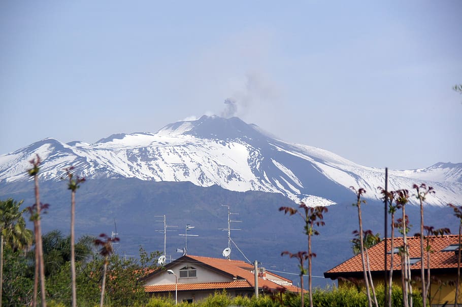 etna, sicilien, topmøde, bjerg, sne, snedækket bjerg, kold temperatur, vinter, bjergkæde, himmel, scenics - natur, arkitektur, skønhed i naturen, bygning udvendig, bygning, bygget struktur, dag, natur, ingen mennesker, hus, vulkan, miljø, bjergtop, 2K