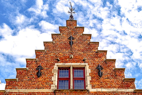 costruzione, facciata, mattone, architettura, medievale, Bruges, Brugge, Belgio, fiandre, Europa, struttura costruita, esterno dell'edificio, nuvola - cielo, Inquadratura dal basso, cielo, luogo di culto, credenza, spiritualità, nessuno, religione, giorno, natura, finestra, all'aperto, rosso, guglia, 4K, CC0, dominio pubblico, privo di copyright