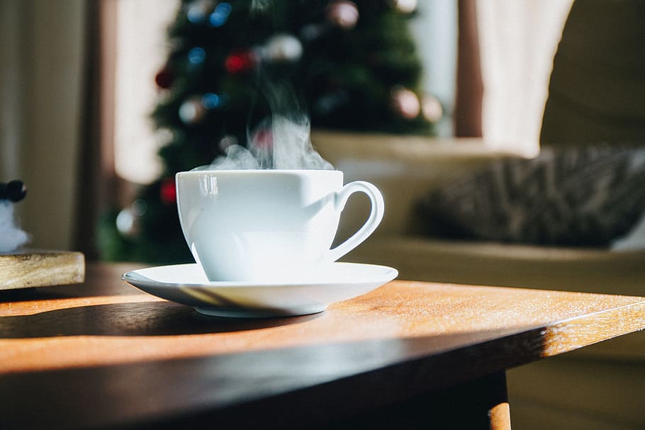 Haus, Innere, Tabelle, Sonnenlicht, heiß, Kaffee, Getränk, Tasse, Essen und Trinken, Becher, Erfrischung, heisses Getränk, Kaffeetasse, drinnen, Kaffee trinken, Geschirr, keine Leute, Tee - heißes Getränk, Cafe, Weihnachten, Untertasse, Stillleben, Weihnachtsbaum, Nahansicht, Teetasse, 5K