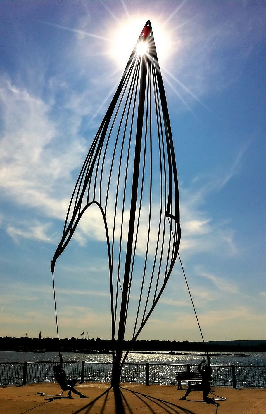 estàtua, navegar, raigs, cercle, formes, art, cel, aigua, núvol - cel, mar, platja, a l'aire lliure, naturalesa, persones incidentals, llum solar, silueta, terra, transport, pont, pont - estructura feta per l'home, sol, estructura construïda, posta de sol, dia, raig de sol, bellesa a la natura, 2K