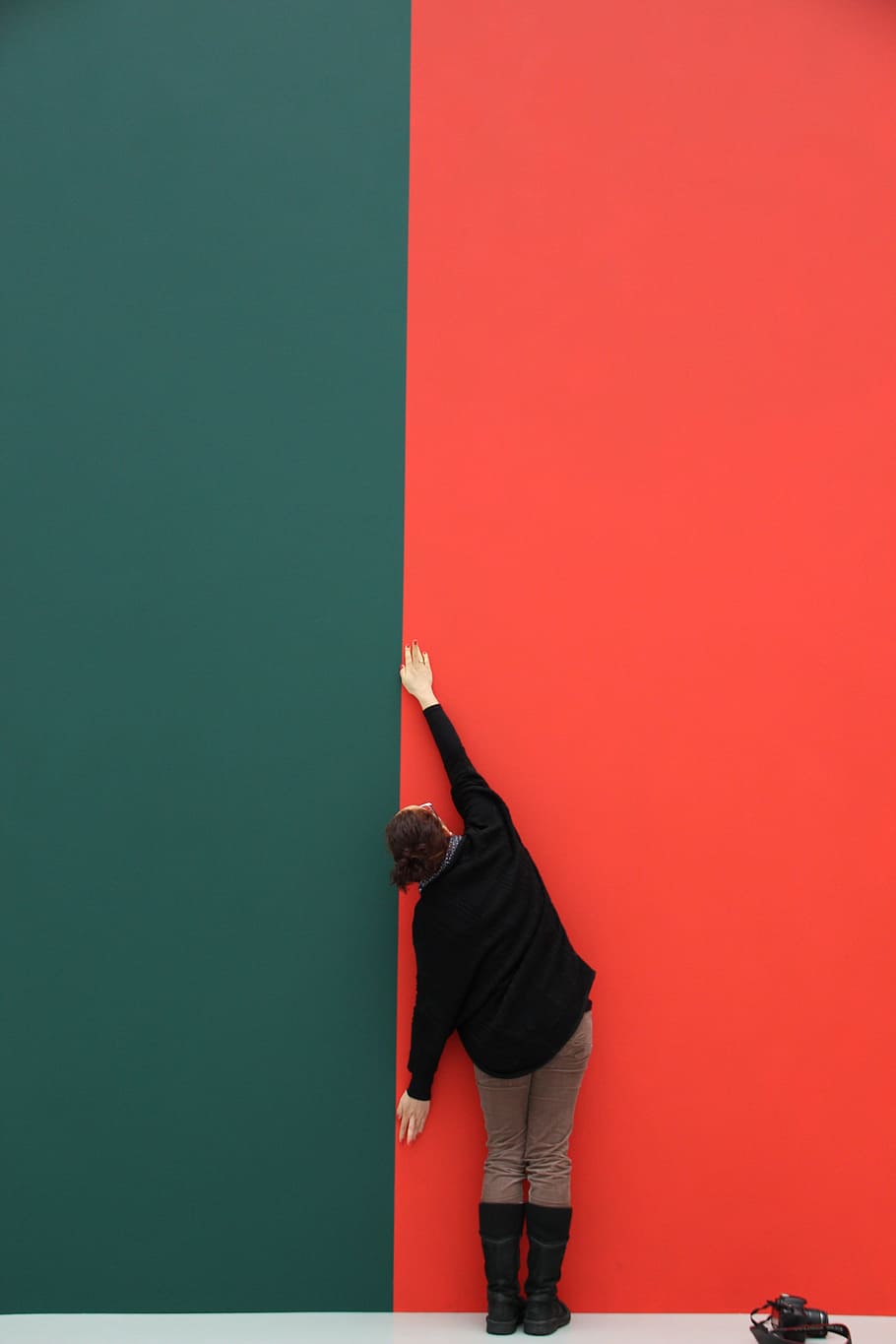 perspectivă, rosu verde, braţ, lungimi, roșu, verde, brațele lungi, o persoana, adult, montare pe perete, lungime totală, etnie caucaziană, permanent, studio shot, spațiu copie, bărbați, doar un singur om, haine casual, oameni, partea corpului uman, oameni adevărați, stiluri de viață, deținere, arhitectură, construită, Activitatea de agrement, natură, zi, culoare portocalie, îmbrăcăminte, în aer liber, femei, 5K