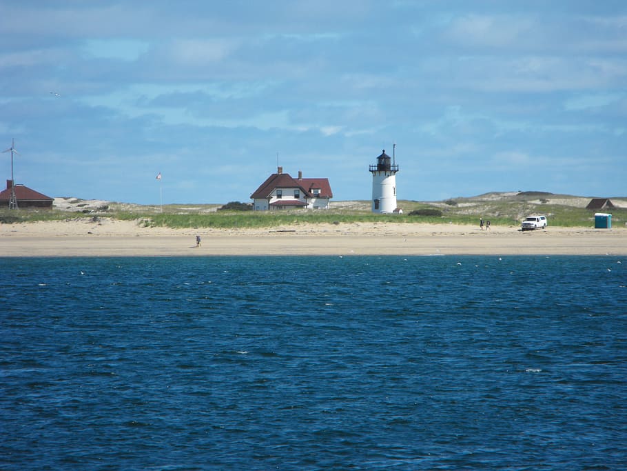 hnědý, Dům, bílý, maják, přední, oceán, kapr obecný, massachusetts, pláž, pobřeží, voda, dovolená, pobřežní čára, letní, atlantický, písek, moře, stavba, architektura, exteriér budovy, nábřeží, nebe, budova, věž, mrak - nebe, vedení, den, Příroda, modrý, nikdo, scenics - příroda, přistát, krása v přírodě, venku, 2K