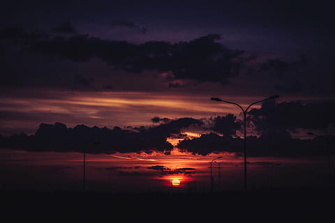 posta de sol, ennuvolat, cel, núvols, fosc, silueta, nit, núvol - cel, a l'aire lliure, naturalesa, escenics, tranquil·litat, cap gent, bellesa a la natura, escenics - natura, color taronja, escena tranquil·la, idíl·lic, cel dramàtic, arbre, medi ambient, llum del carrer, carrer, il·luminat, electricitat, cel romàntic, 4K, CC0, domini públic, lliure de regalies