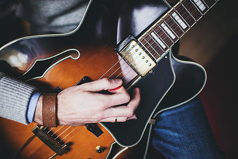 guitarra, collir, cordes, mans, músic, música, àudio, instrument musical, instrument de corda, equipament musical, cultura i entreteniment artístic, jugant, guitarrista, homes, artista, rendiment, adult, secció mitjana, una persona, guitarra elèctrica, arrossegant un instrument, celebració, a l'interior, habilitat, música rock, mà, ocupació d’animació, etapa, texans, 5K, CC0, domini públic, lliure de regalies