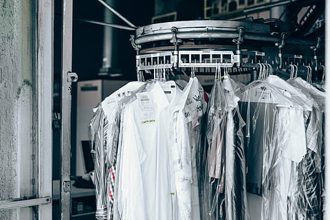 foto ravvicinata, superiore, impiccato, cremagliera, bianca, camicie, inossidabile, organizzatore d'acciaio, Abiti, lavanderia a gettoni, Tech, tecnologia, sospeso, appendiabiti, capi di abbigliamento, attività commerciale, nessuno, scelta, Al dettaglio, tessile, grande gruppo di oggetti, industria, giorno, piccola impresa, variazione, architettura, in casa, moda, concentrarsi sulle conoscenze acquisite, esposizione al dettaglio, 5K, CC0, dominio pubblico, privo di copyright
