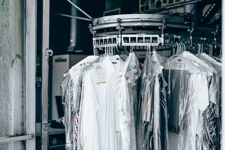 foto ravvicinata, superiore, impiccato, cremagliera, bianca, camicie, inossidabile, organizzatore d'acciaio, Abiti, lavanderia a gettoni, Tech, tecnologia, sospeso, appendiabiti, capi di abbigliamento, attività commerciale, nessuno, scelta, Al dettaglio, tessile, grande gruppo di oggetti, industria, giorno, piccola impresa, variazione, architettura, in casa, moda, concentrarsi sulle conoscenze acquisite, esposizione al dettaglio, 5K