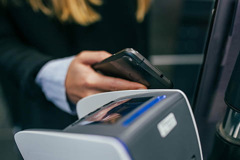 osoba posiadająca smartphone, android pay, intratny, android, Zapłata, mobilny, technologia bezprzewodowa, technologia, jedna osoba, transport, porozumiewanie się, część ludzkiego ciała, dorosły, dłoń, trzymać, połączenie, ludzka ręka, zbliżenie, środek transportu, podróżować, kobiety, telefon komórkowy, inteligentny telefon, przenośne urządzenie informacyjne, selektywne skupienie, na dworze, 4K, CC0, domena publiczna, darmowe zdjęcia