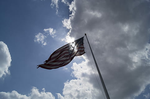Flachwinkelaufnahmen, winken, Flagge, Vereinigte Staaten von Amerika, US Flagge, amerikanische flaggen, Flaggen, Amerika, wolke - himmel, Himmel, Flachwinkelansicht, Patriotismus, fliegend, draußen, Wind, Natur, Tag, gestreift, Pole, Freiheit, Umgebung, Emotion, Symbol, Stolz, keine Leute, Symbolismus, nationale Ikone, Unabhängigkeit, 4K, CC0, gemeinfrei, lizenzfrei