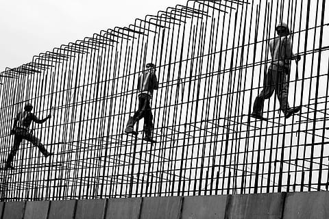 drei, Arbeiter, Stehen, grau, Metallschienen, tagsüber, Bauarbeiter, Beton, Konstruktion, Arbeitnehmer, Arbeit, Aufgabe, bauen, Entwicklung, Eisen, Kerl, Ausrüstung, steigen, indonesisch, Schwarz und weiß, in voller Länge, Gehen, Flachwinkelansicht, nur für Erwachsene, Tag, zwei Menschen, echte Menschen, Männer, Menschen, Gruppe von Leuten, die Architektur, gebaute Struktur, Natur, Lebensstile, draußen, Muster, Freizeitbeschäftigung, Kind, Himmel, 5K, CC0, gemeinfrei, lizenzfrei