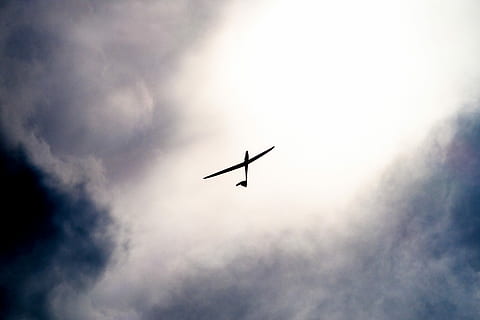 hvid, legetøjsplan, himmel, sort, fly, dagtimerne, Foto, drone, flyve, Sky, sollys, silhuet, svæve, svævefly, sort silhuet, tapet, mørk himmel, dom, flyvende, sky - himmel, luftfartøj, transportmidler, lav vinkel visning, på farten, transportform, natur, ingen mennesker, bevægelse, rejse, udendørs, overskyet, direkte under, dag, Midt i luften, frihed, luftfartsindustrien, 5K, CC0, offentligt domæne, royaltyfrie