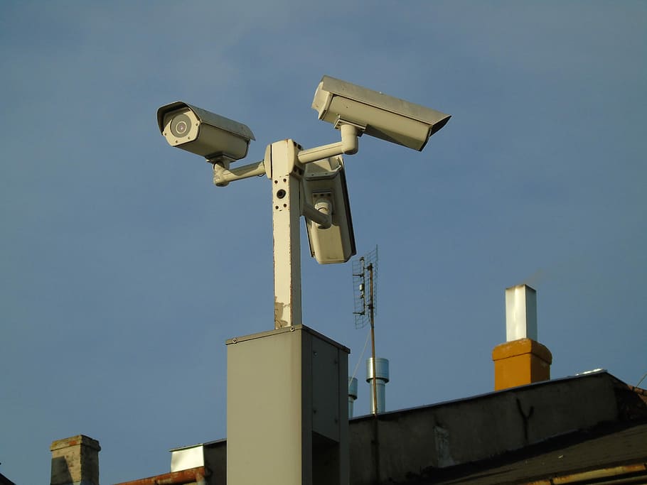 monitorització, càmera, ciutat, vídeo, observació, vigilància, càmera de seguretat, càmera - equip fotogràfic, mirant, sistema de seguretat, seguretat, control, tecnologia, protecció, germà gran - concepte orwelliano, cel, equipament, ordre, exterior de l'edifici, militar, a l'aire lliure, vista d’angle baix, dia, arquitectura, estructura construïda, cap gent, naturalesa, blau, indústria, cel clar, Equipament de seguretat, acer, equipament elèctric, 2K