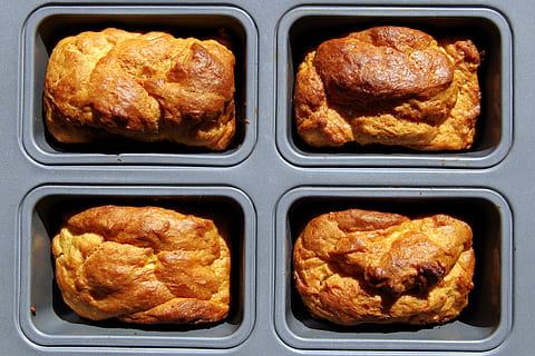 Kuchen, Brot, klein, Backen, der Kuchen, Konditorei, Küche, gebacken, Bäckerei, Muffin, Essen, Lebensmittel, die Süße, Brötchen, Verbrennung, Essen und Trinken, Frische, drinnen, keine Leute, Stillleben, Studioaufnahme, fertig für den Verzehr, Nahansicht, Fleisch, Tablett, Mahlzeit, High Angle View, Genuss, Backblech, braun, ungesunde Ernährung, ausgeschnitten, Snack, Versuchung, 4K, CC0, gemeinfrei, lizenzfrei