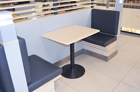 tabeller, spiser, interiør, innendørs, møbler, sete, moderne, ingen folk, gulv, bord, stol, fravær, teknologi, kontor, virksomhet, hjem interiør, flislagt gulv, tømme, arkitektur, flis, ryddig, skrivebord, kontorstol, luksus, 2K, CC0, offentlig domene, opphavsrett gratis