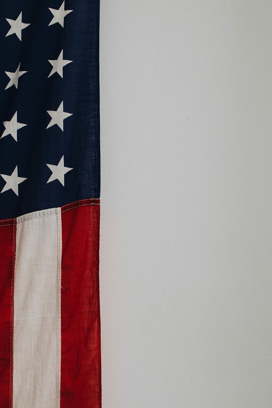 vlajka, sjednocený, Stát, Amerika, příznak u.s.a., pamatovat, bílý, zeď, prázdné místo, slavit, americká vlajka, Den nezávislosti, červenec, červen, 2018, Pozadí, plocha počítače, tapeta na zeď, Dovolená, oslava, mír, dom, proužek, hvězda, Červené, patriotismus, kopie prostor, nikdo, bílá barva, pruhovaný, tvar hvězdy, hrdost, nástěnný prvek, den, detail, tvar, modrý, nízký úhel pohledu, nezávislost, Příroda, národní ikona, 5K