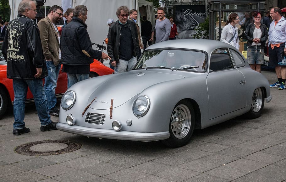 auto, porsche, oldtimer, klassisk, automotive, køretøj, sølv, coupe, krom, bil, transportform, gruppe af mennesker, motor køretøj, transportmidler, herrer, Kvinder, by, voksen, land køretøj, mennesker, rigtige mennesker, dag, stående, gade, gruppe, menneskemængde, afslappet tøj, fuld længde, livsstil, udendørs, venter, 4K