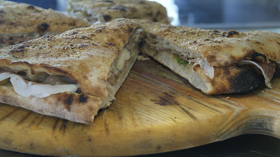 focaccia, pane, Pizza, cibo, al forno, freschezza, buongustaio, pasto, cibo e bevande, in casa, nessuno, avvicinamento, pronto a mangiare, natura morta, benessere, fetta, concentrarsi sulle conoscenze acquisite, mangiare sano, indulgenza, messa a fuoco selettiva, tagliere, tavolo, legno - materiale, carne, Cibo indiano, tentazione, spuntino, 4K, CC0, dominio pubblico, privo di copyright