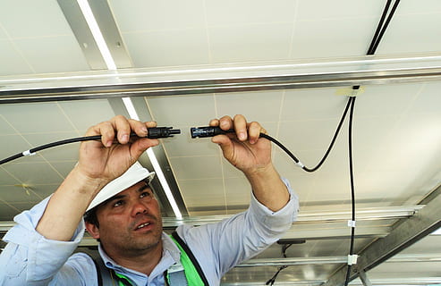 mężczyzna, niebieski, zapiąć, długotrwały, trzymać, przewody, instalacja, okablowanie, Elektryczność, elektryczny, technik, technologia, usługa, naprawianie, Napięcie, energia, pracownik, praca, Dostawa, konserwacja, fotowoltaiczne, płyta, ekologia, jedna osoba, wewnątrz, dorosły, mężczyźni, zawód, pracujący, dojrzały dorosły, dojrzali mężczyźni, przemysł, niski kąt widzenia, metal, narzędzie pracy, majsterkowanie, prawdziwi ludzie, przygotowanie, sufit, Majsterkowanie w domu, 4K, CC0, domena publiczna, darmowe zdjęcia