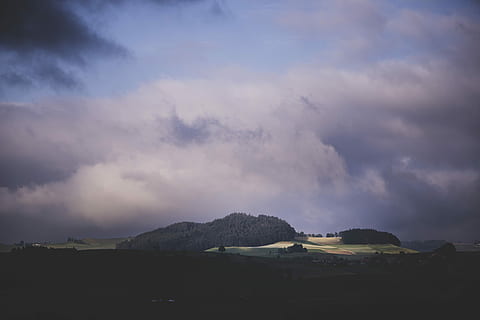 skog, høyde, skyet, himmel, svart, fjell, dagtid, Sky, tre, landskap, utsikt, dyrket mark, landlig, sol, natur, Emmental, Sveits, felt, horisont, sky - himmel, naturskjønnhet - natur, skjønnhet i naturen, ro, rolig scene, ingen folk, miljø, storm, overskyet, ikke-urbane scene, vann, land, utendørs, hav, stormsky, 4K, CC0, offentlig domene, opphavsrett gratis