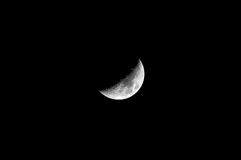 Mitja lluna, tancar, nit, lluna, eclipsi, lunar, fosc, cel, satèl·lit, univers, teleobjectiu, cel nocturn, tancar la lluna, blanc i negre, espai, astronomia, bellesa a la natura, còpia espai, tranquil·litat, escenics - natura, Lluna planetària, naturalesa, escena tranquil·la, cap gent, vista d’angle baix, superfície de la lluna, creixent, cel clar, a l'aire lliure, idíl·lic, espai i astronomia, astrologia, llum de la lluna, 2K, CC0, domini públic, lliure de regalies